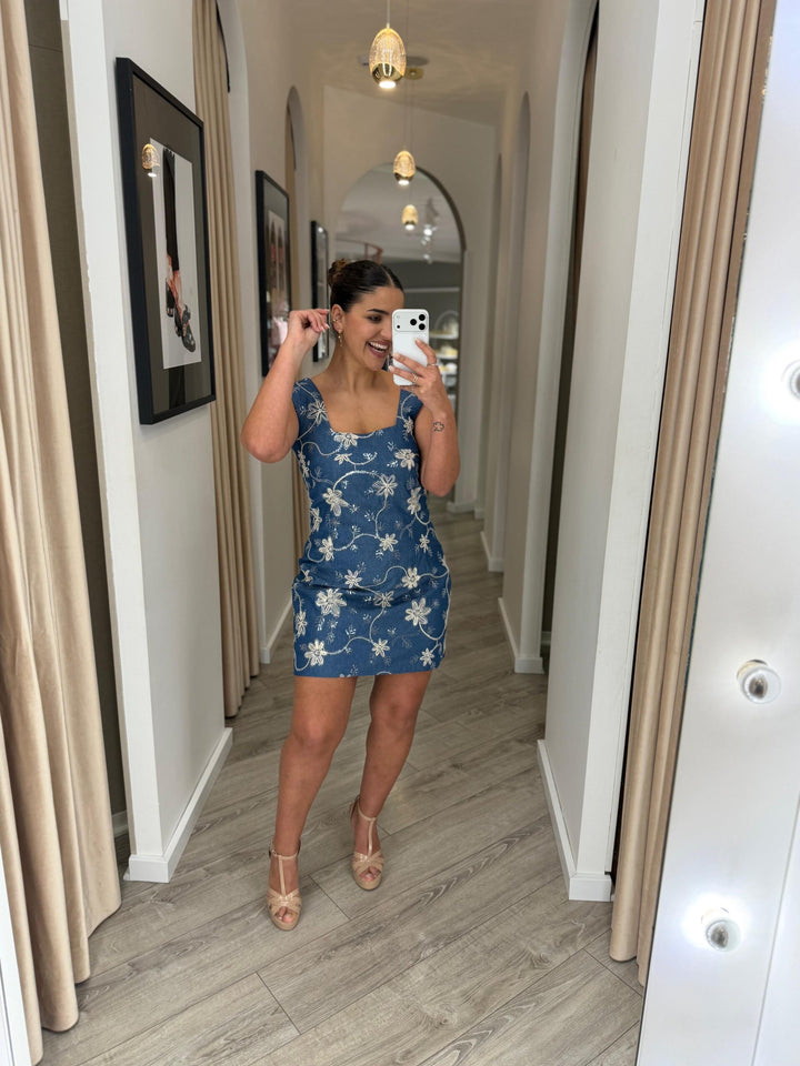 VESTIDO CURTO EM TENCEL COM BORDADO FLORAL MISS YOU