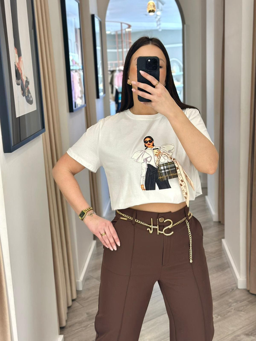 T-SHIRT BRANCA COM ILUSTRAÇÃO E APLICAÇÃO PONTO CHIC