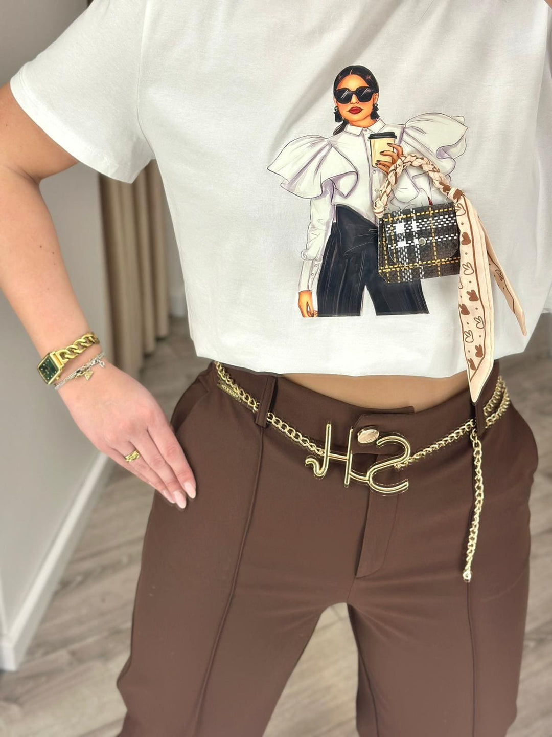 T-SHIRT BRANCA COM ILUSTRAÇÃO E APLICAÇÃO PONTO CHIC