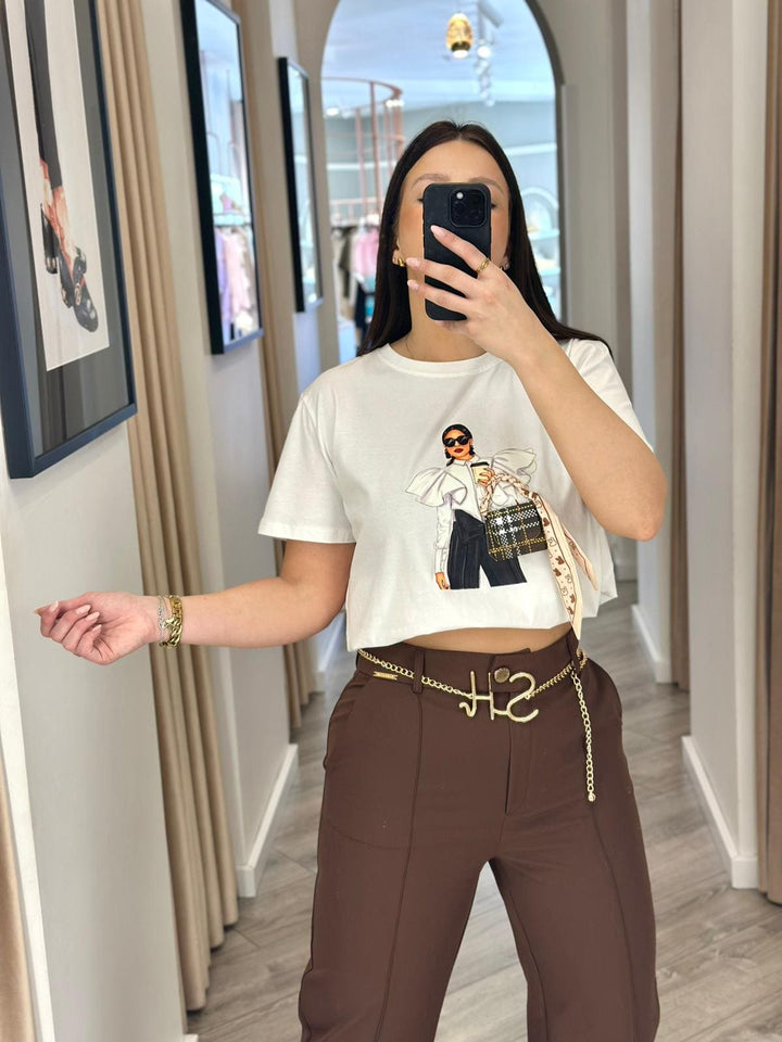 T-SHIRT BRANCA COM ILUSTRAÇÃO E APLICAÇÃO PONTO CHIC