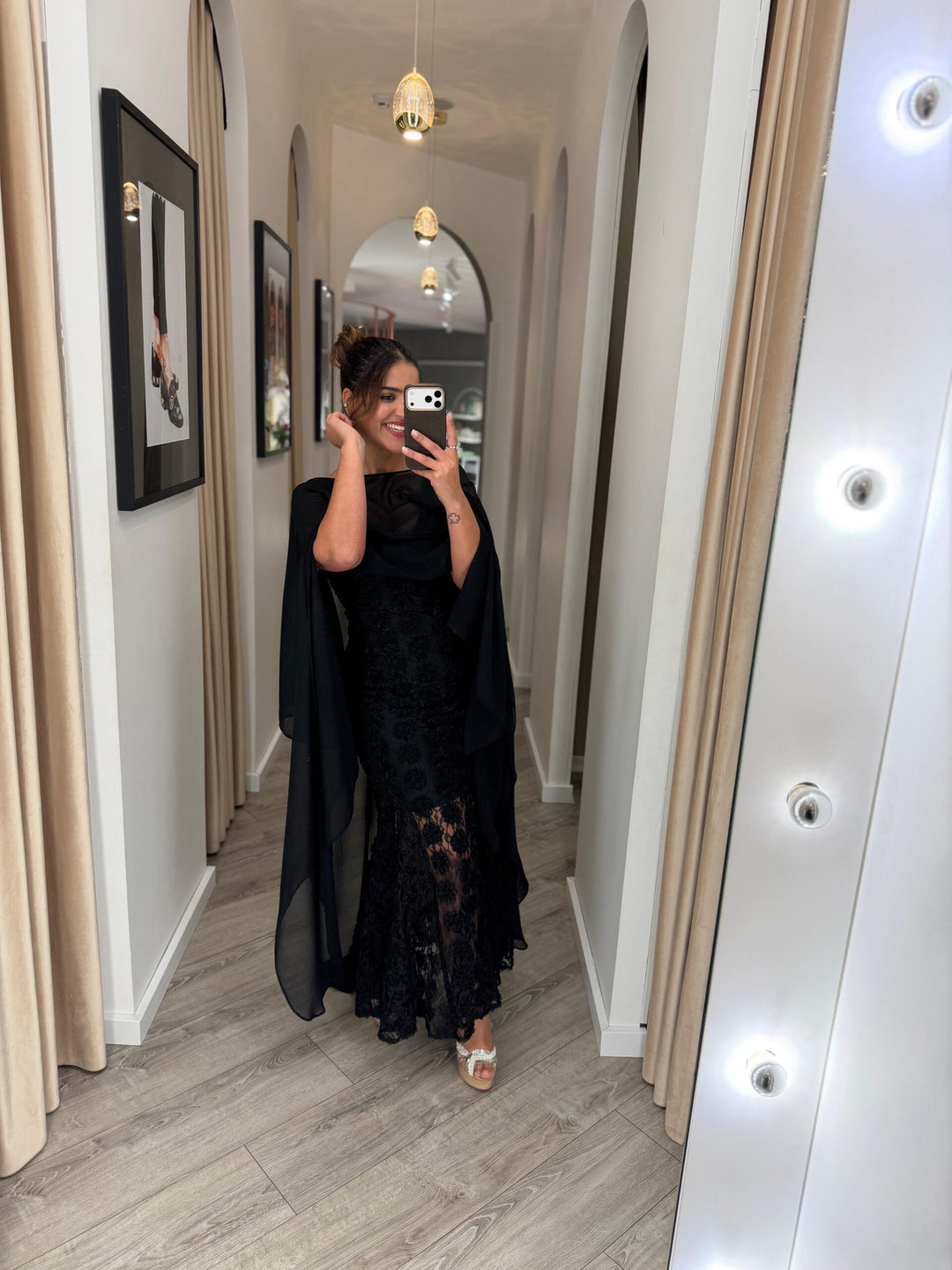 VESTIDO COMPRIDO PRETO COM TEXTURA FLORAL EM RELEVO RINASCIMENTO