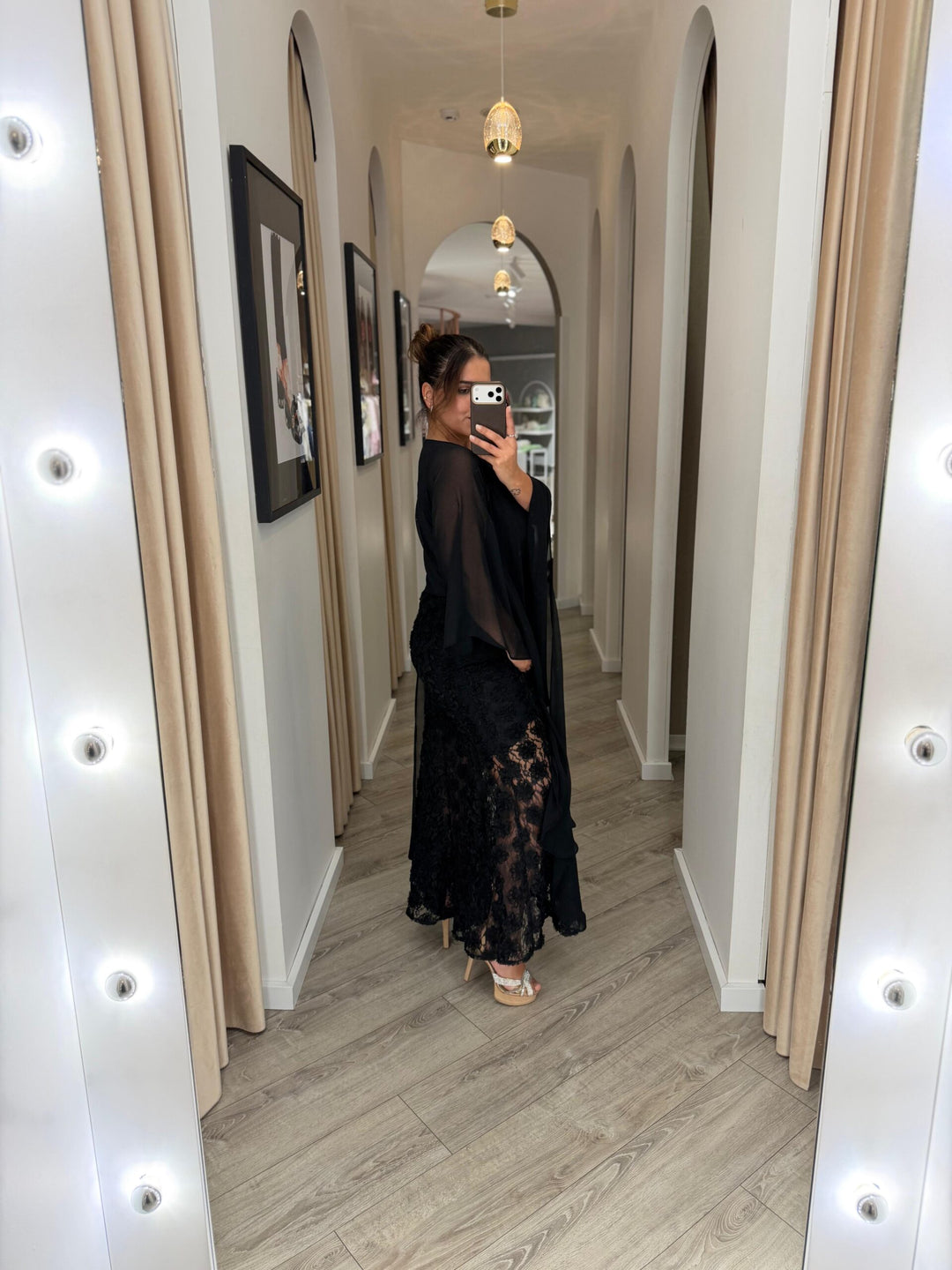 VESTIDO COMPRIDO PRETO COM TEXTURA FLORAL EM RELEVO RINASCIMENTO