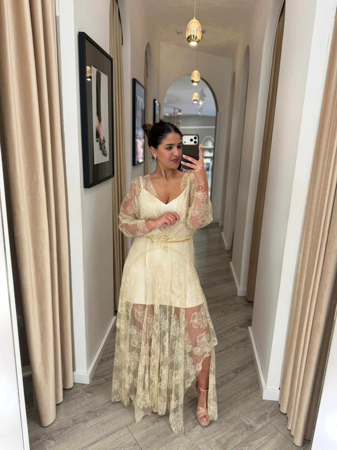 VESTIDO LONGO EM RENDA CRU COM DECOTE EM V RINASCIMENTO