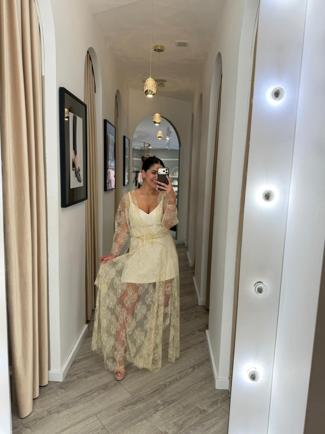 VESTIDO LONGO EM RENDA CRU COM DECOTE EM V RINASCIMENTO