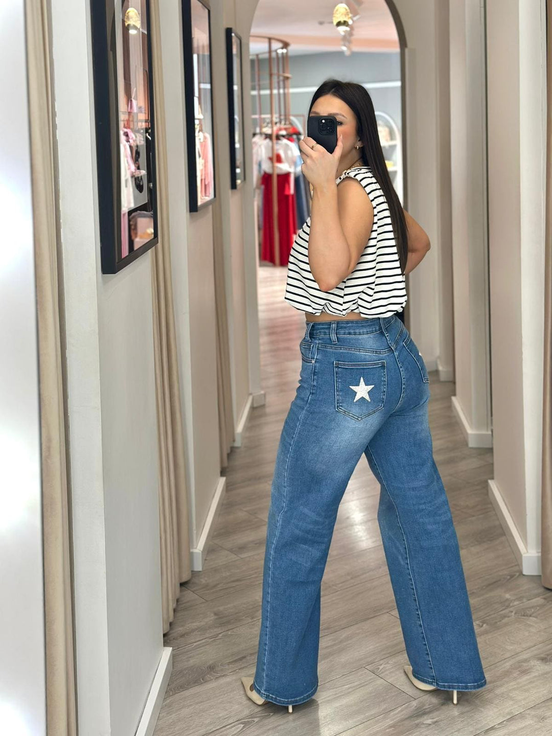 CALÇA DE GANGA WIDE LEG COM APLICAÇÃO ESTRELA NO BOLSO TRASEIRO PONTO CHIC