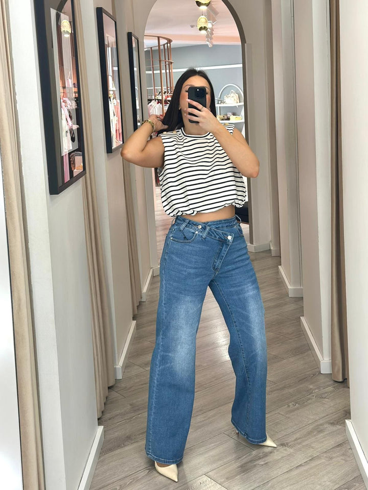 TOP ÀS RISCAS COM OMBREIRAS E DETALHES DOURADOS PONTO CHIC