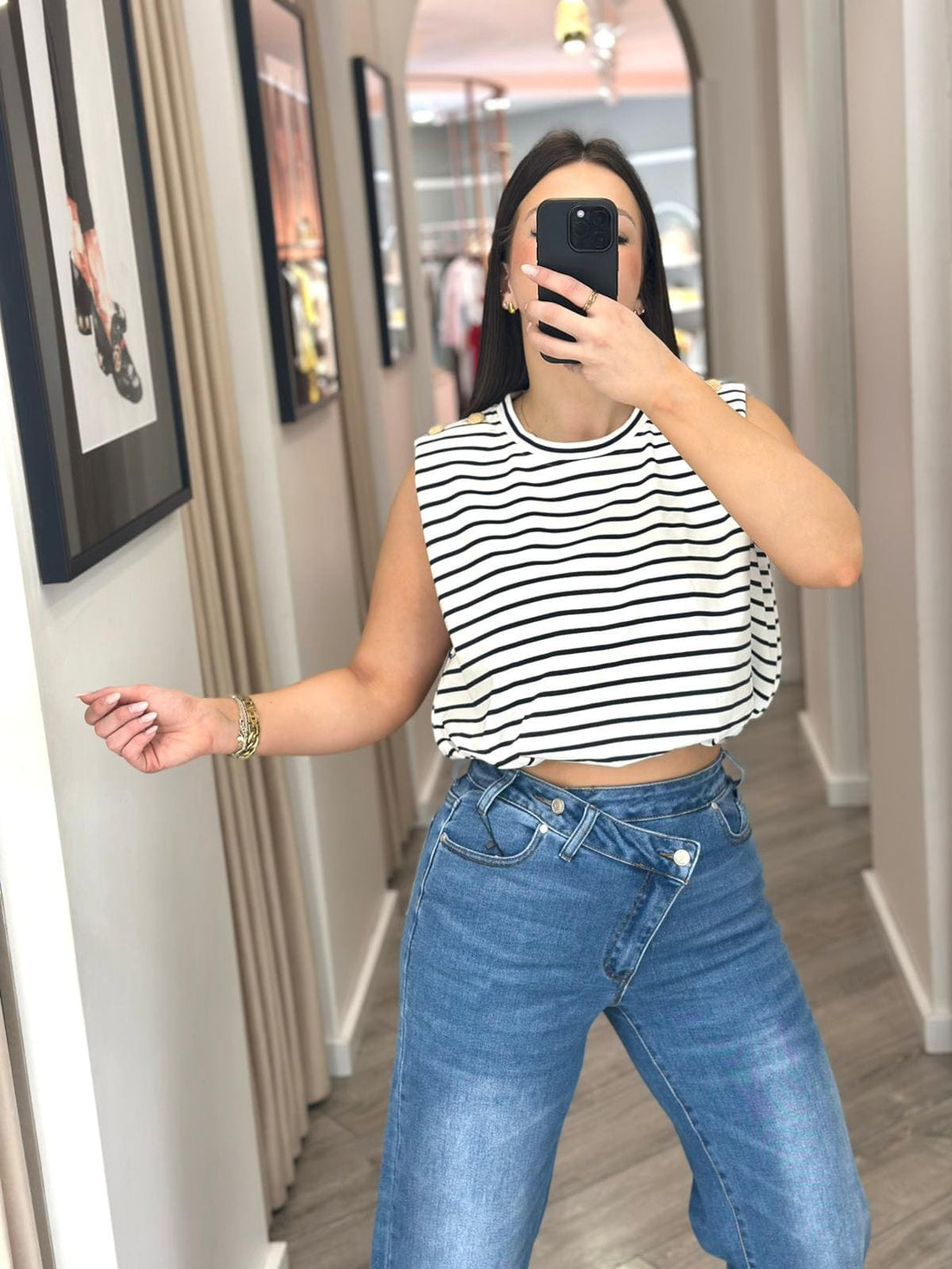 TOP ÀS RISCAS COM OMBREIRAS E DETALHES DOURADOS PONTO CHIC