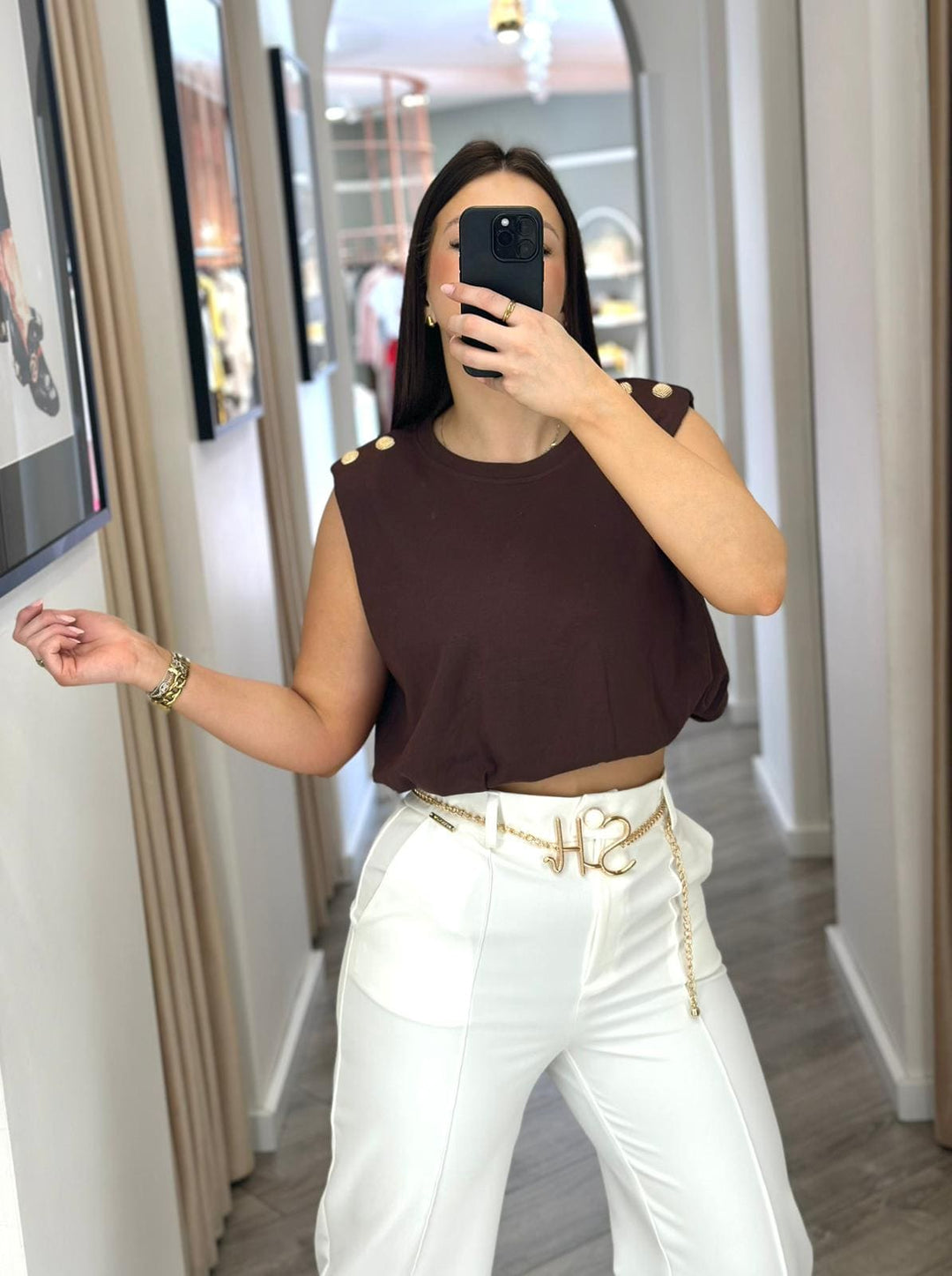 TOP CASTANHO COM OMBREIRAS E DETALHES DOURADOS PONTO CHIC