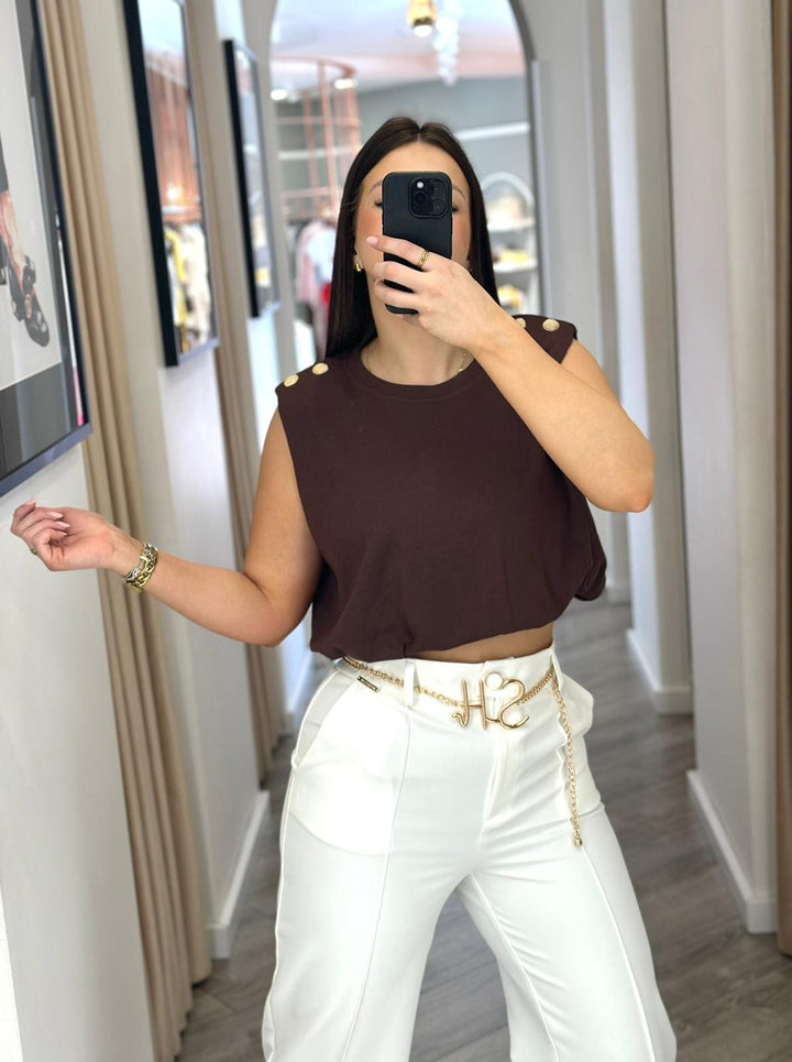 TOP CASTANHO COM OMBREIRAS E DETALHES DOURADOS PONTO CHIC