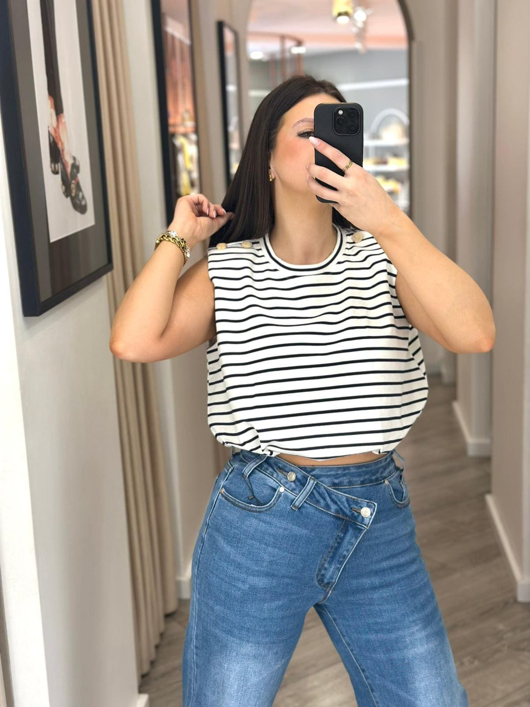 TOP ÀS RISCAS COM OMBREIRAS E DETALHES DOURADOS PONTO CHIC