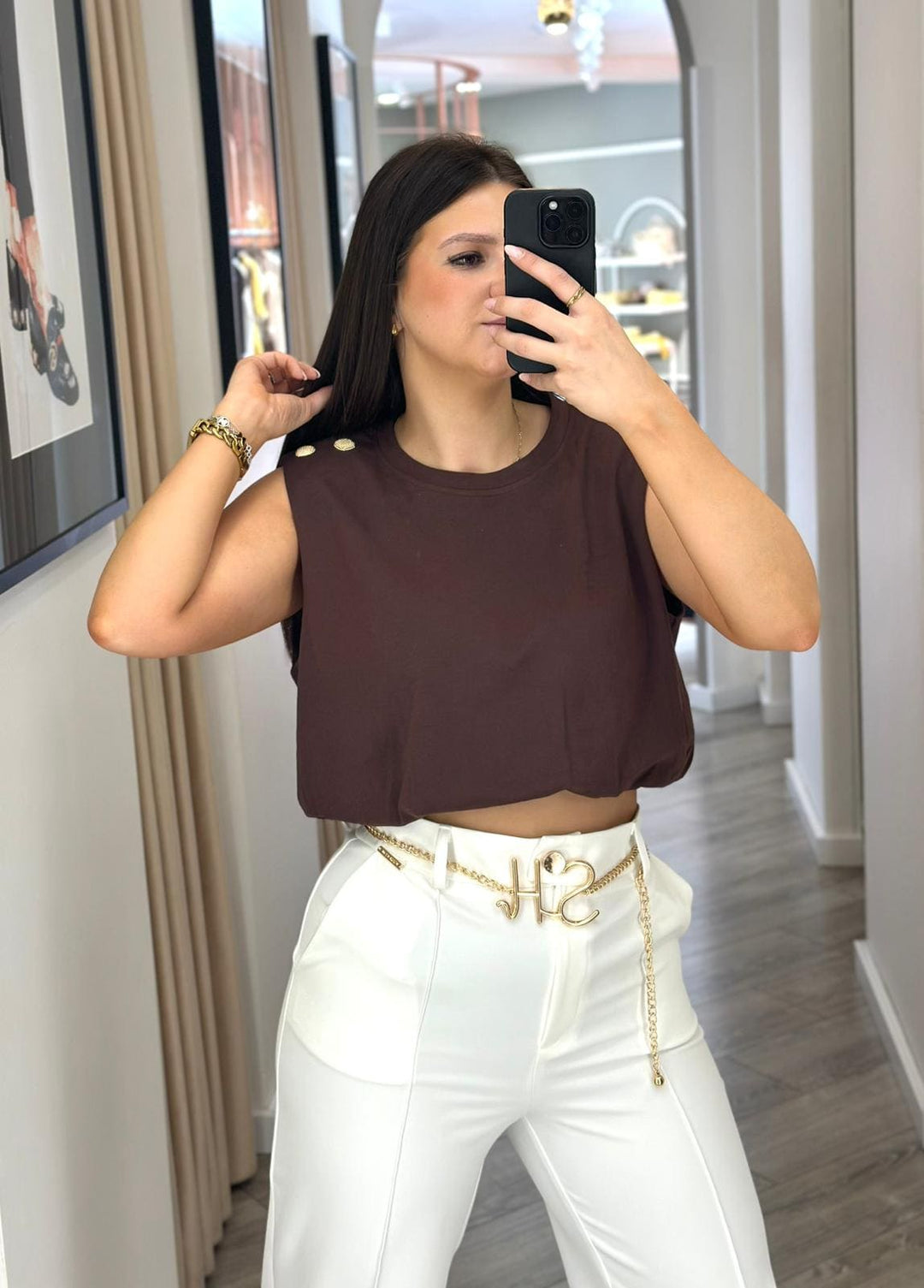 TOP CASTANHO COM OMBREIRAS E DETALHES DOURADOS PONTO CHIC