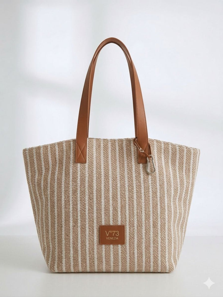 BOLSA LISTRADA COM DETALHES EM PELE CAMEL PONTO CHIC