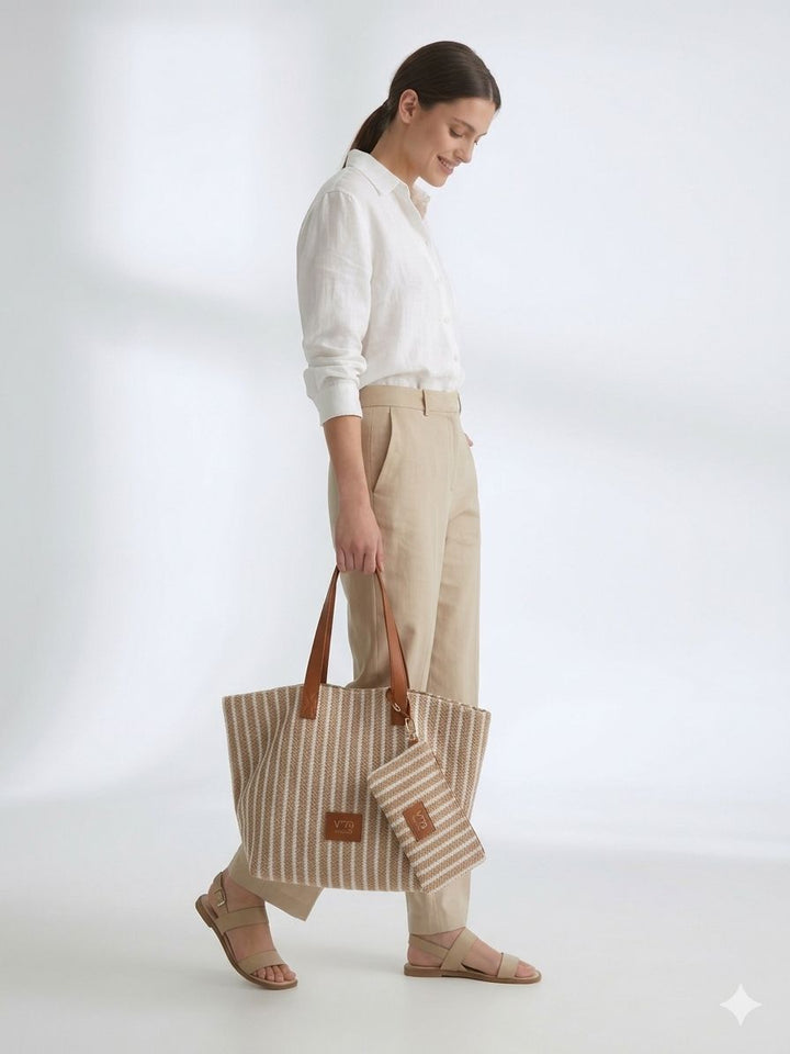 BOLSA LISTRADA COM DETALHES EM PELE CAMEL PONTO CHIC