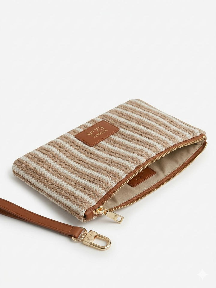 BOLSA LISTRADA COM DETALHES EM PELE CAMEL PONTO CHIC