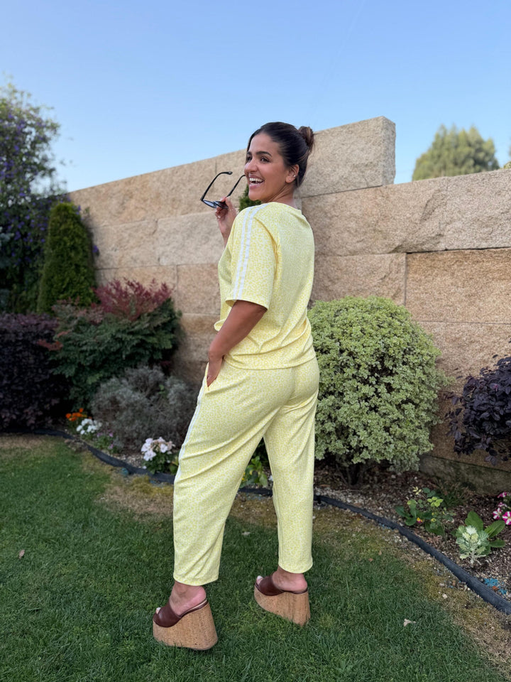 CONJUNTO AMARELO PADRÃO ANIMAL COM FAIXAS LATERAIS PONTO CHIC