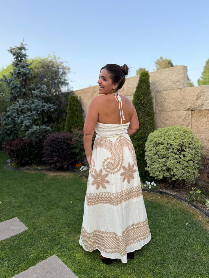 VESTIDO BEGE CAI CAI COM PADRÃO BORDADO PONTO CHIC