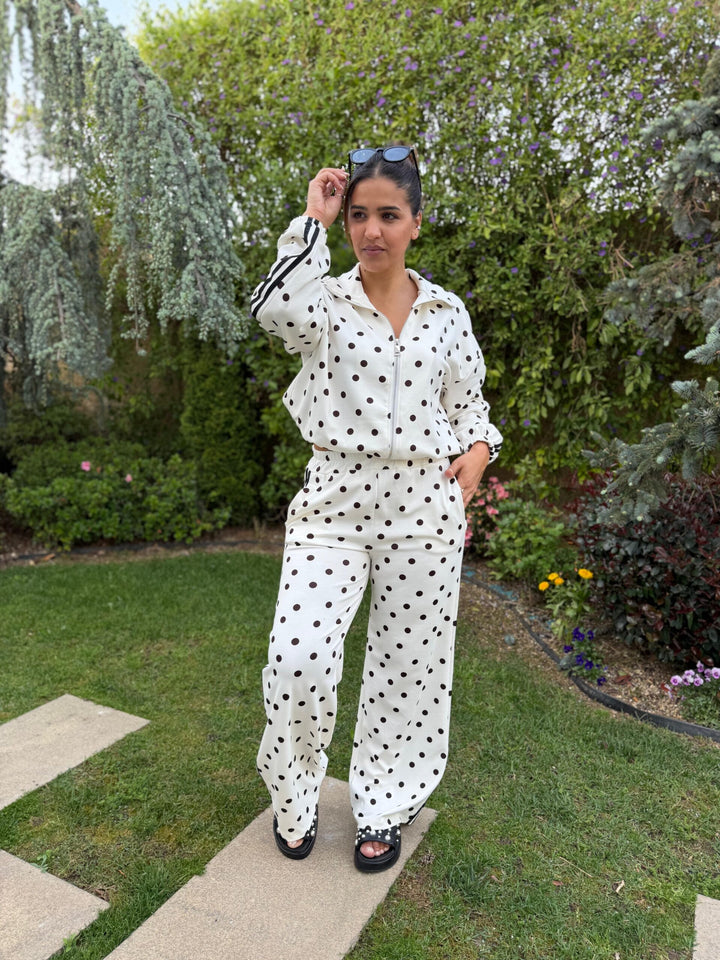 CONJUNTO BRANCO ÀS BOLINHAS COM FAIXAS LATERAIS PONTO CHIC