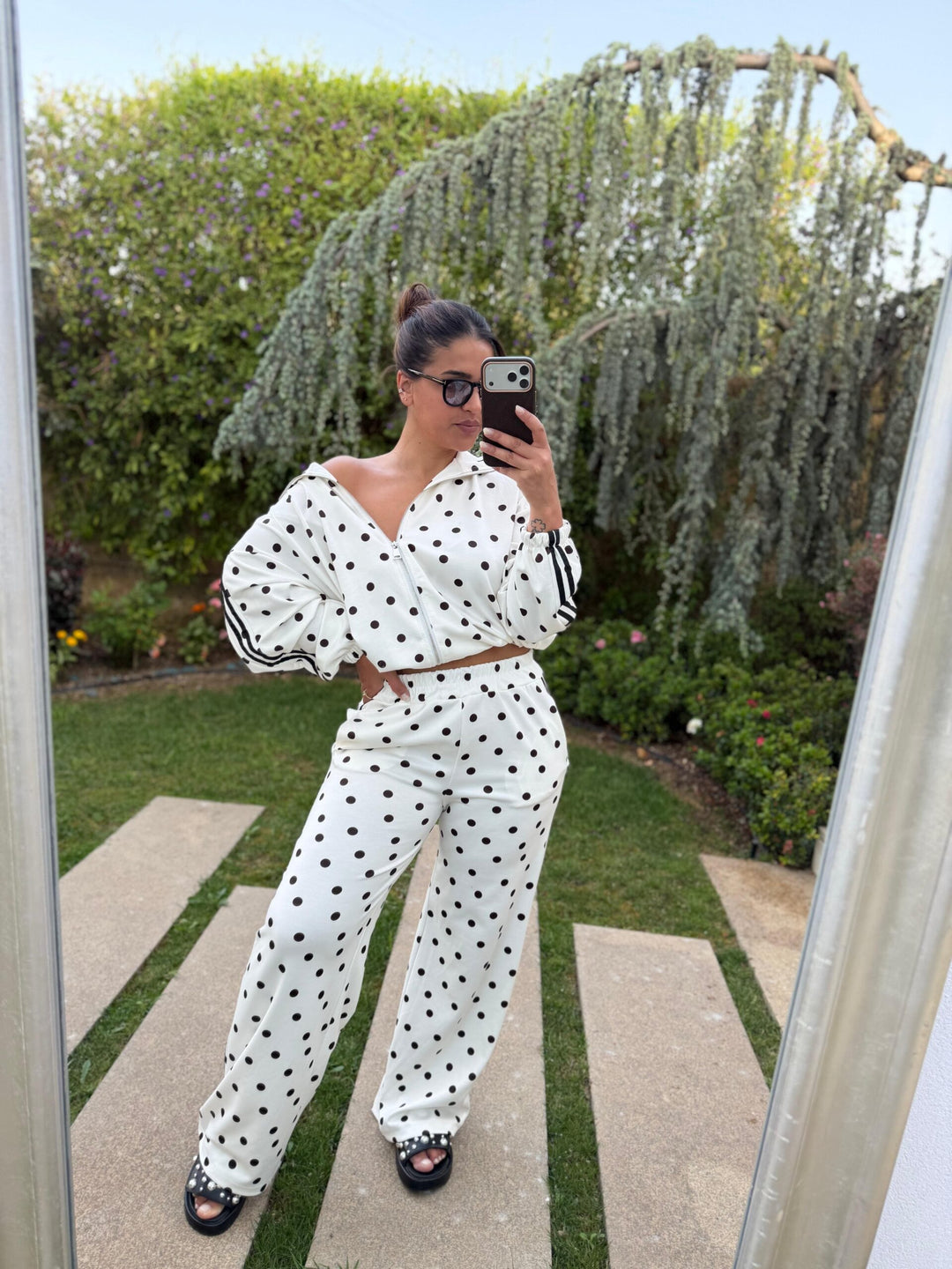 CONJUNTO BRANCO ÀS BOLINHAS COM FAIXAS LATERAIS PONTO CHIC