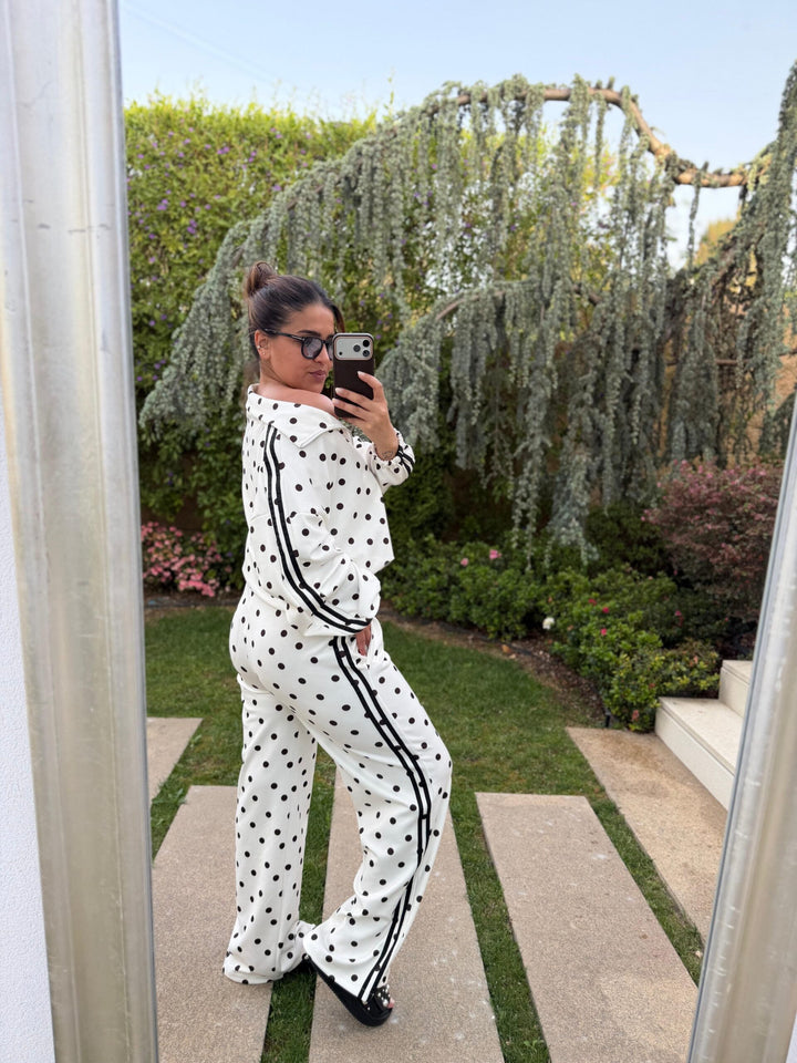 CONJUNTO BRANCO ÀS BOLINHAS COM FAIXAS LATERAIS PONTO CHIC