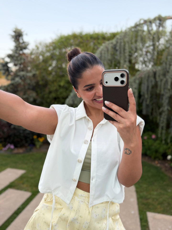 BLUSA BRANCA COM BOTÕES FLORAIS E AJUSTE NA CINTURA PONTO CHIC