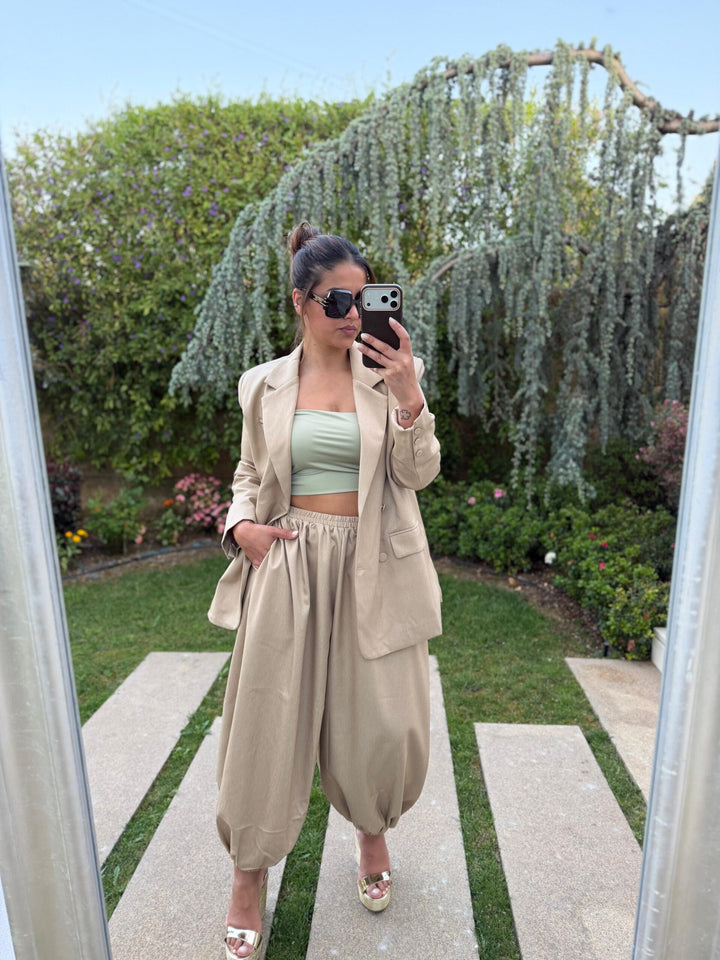 CONJUNTO BEGE ESCURO BLAZER E CALÇA PONTO CHIC