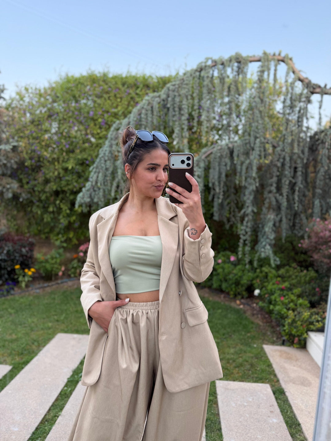 CONJUNTO BEGE ESCURO BLAZER E CALÇA PONTO CHIC