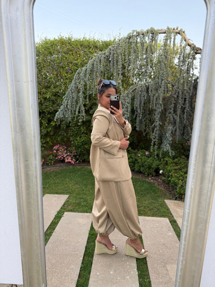 CONJUNTO BEGE ESCURO BLAZER E CALÇA PONTO CHIC