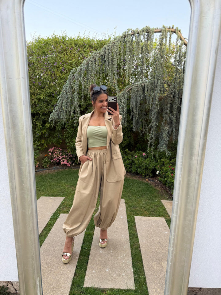 CONJUNTO BEGE ESCURO BLAZER E CALÇA PONTO CHIC