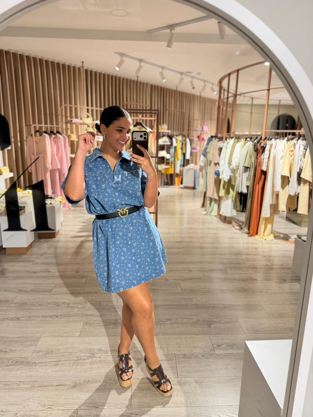VESTIDO DE GANGA FLORAL COM DECOTE EM V PONTO CHIC