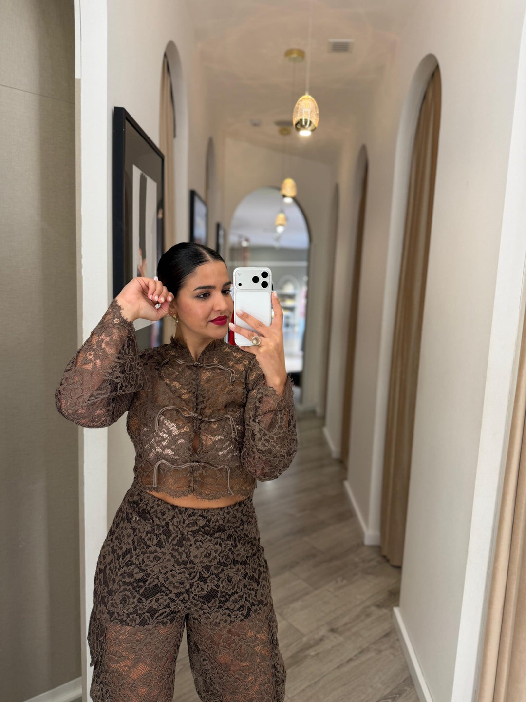 BLUSA EM RENDA CASTANHA COM LAÇOS DIXIE