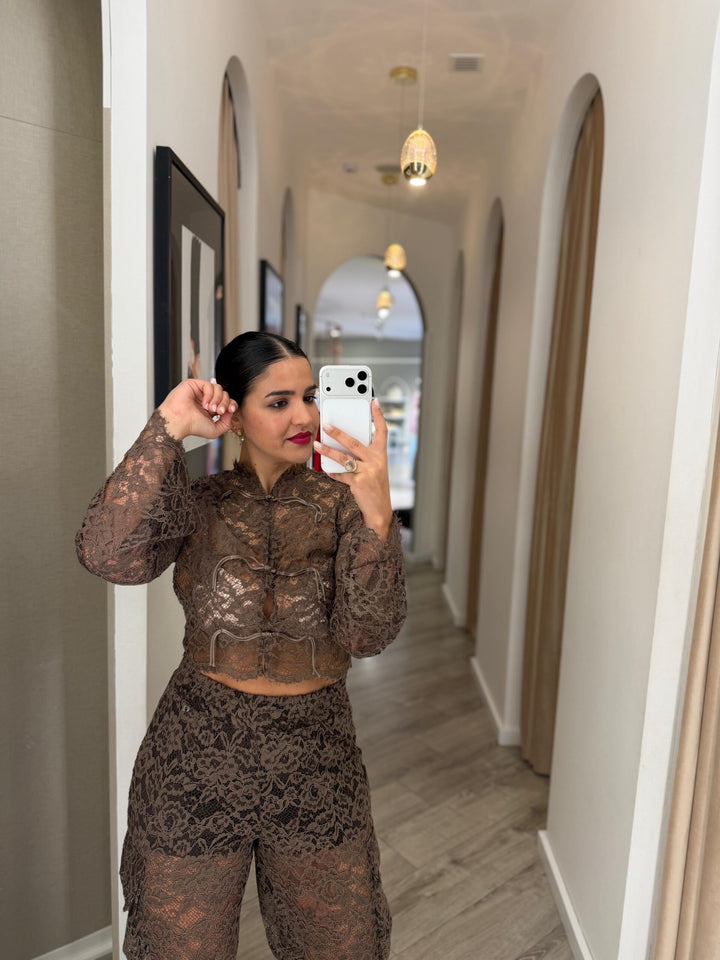 BLUSA EM RENDA CASTANHA COM LAÇOS DIXIE