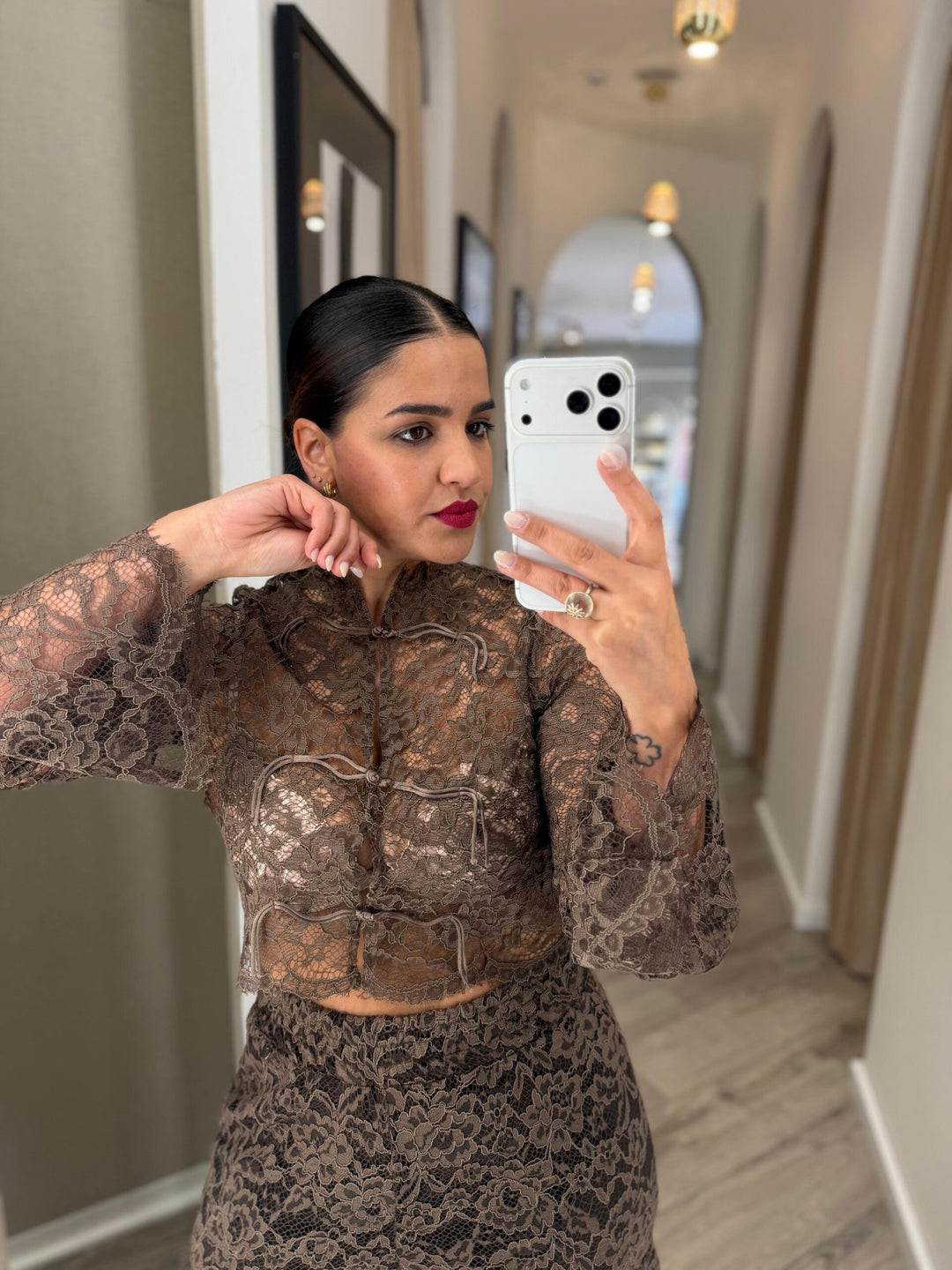 BLUSA EM RENDA CASTANHA COM LAÇOS DIXIE