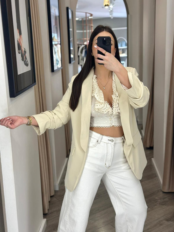 BLUSA BEGE COM RENDA E BORDADO PONTO CHIC