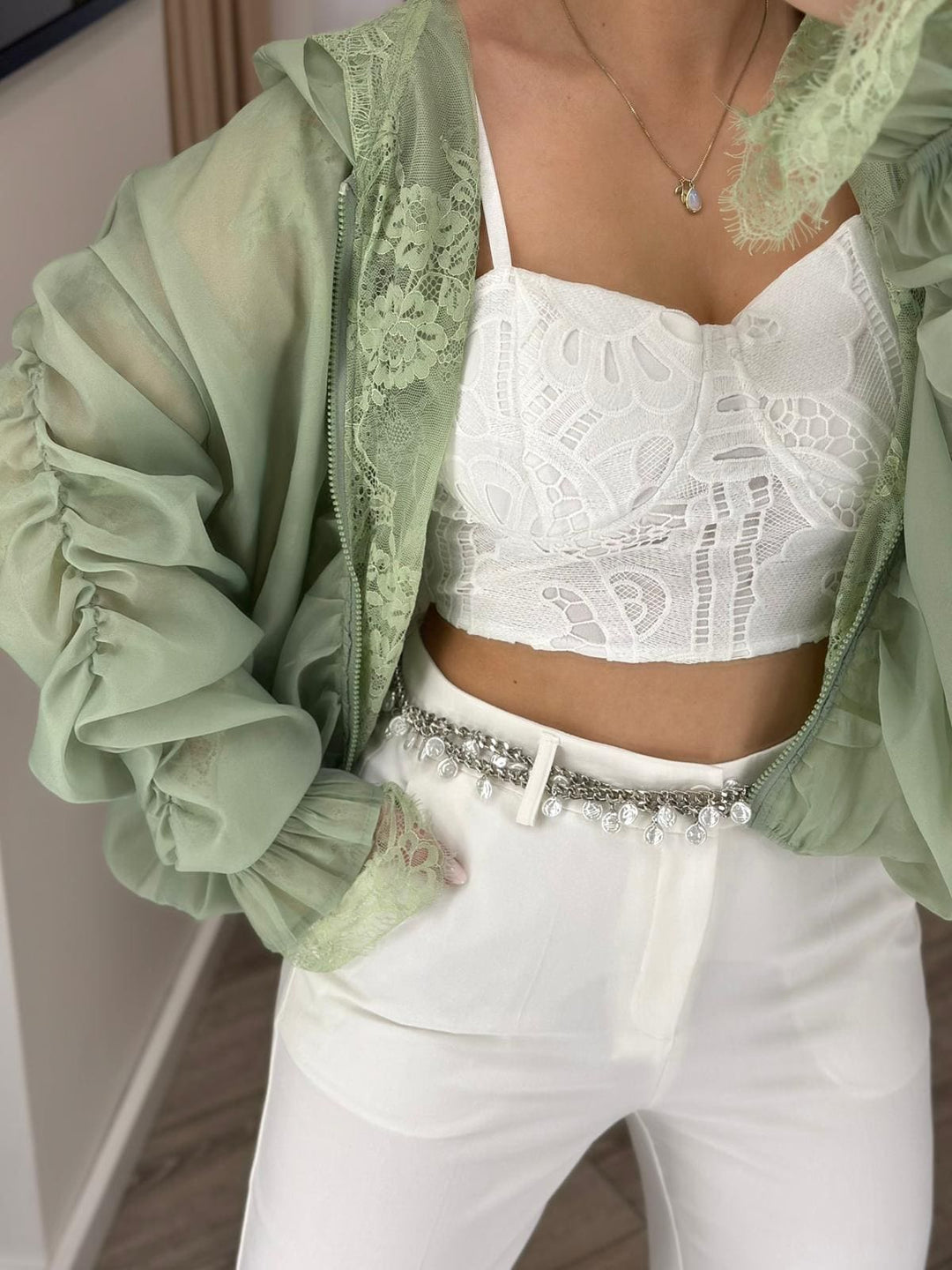 CASACO VERDE COM VOLUME E RENDA PONTO CHIC