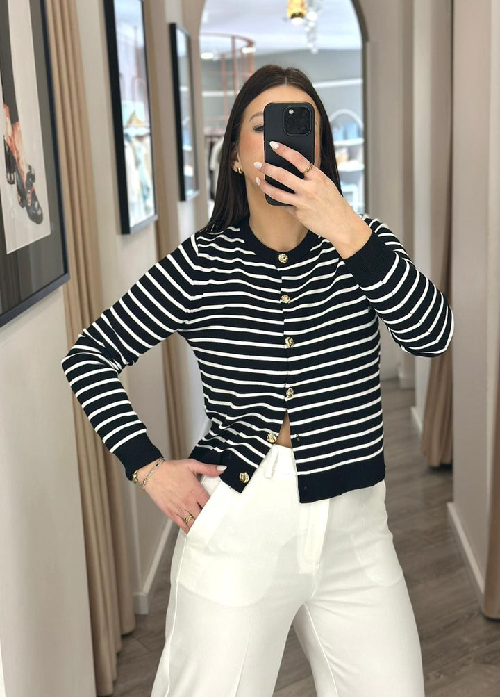 CARDIGAN PRETO E BRANCO ÀS RISCAS COM BOTÕES DOURADOS PONTO CHIC