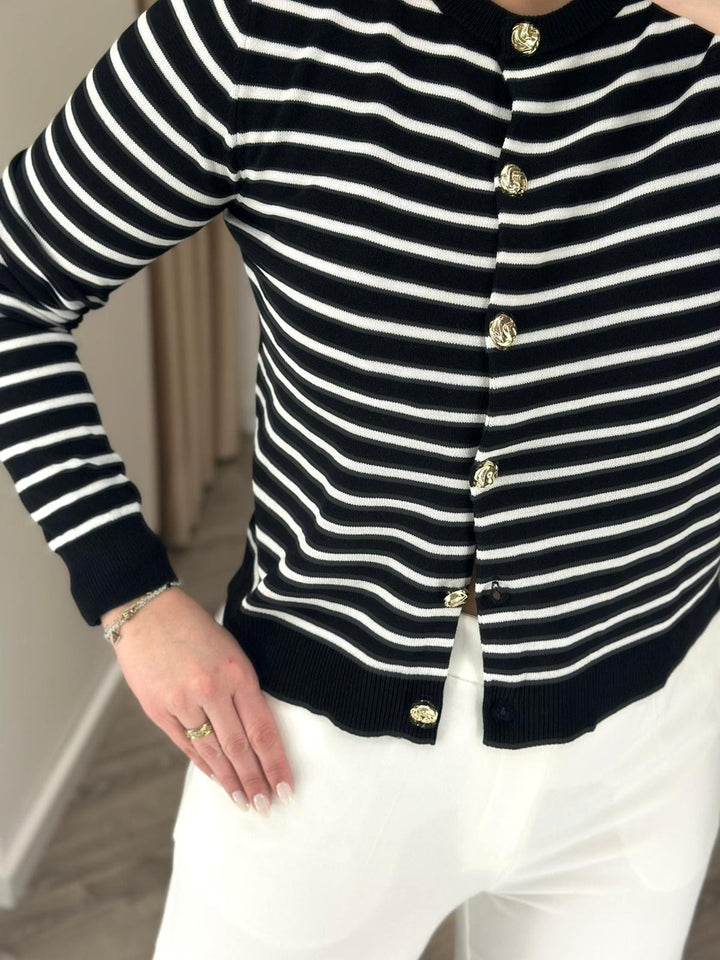 CARDIGAN PRETO E BRANCO ÀS RISCAS COM BOTÕES DOURADOS PONTO CHIC