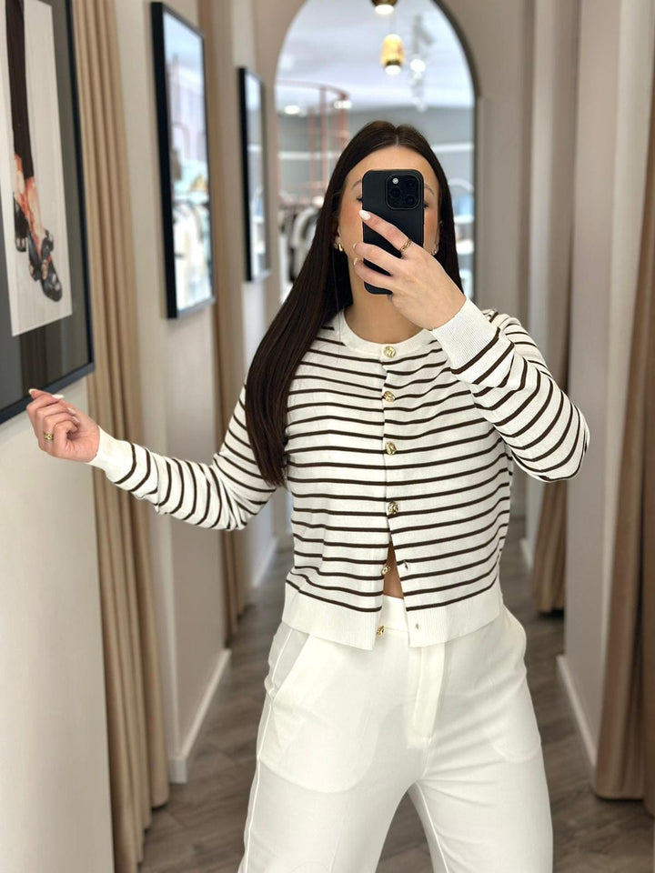 CARDIGAN BRANCO E CASTANHO ÀS RISCAS COM BOTÕES DOURADOS PONTO CHIC
