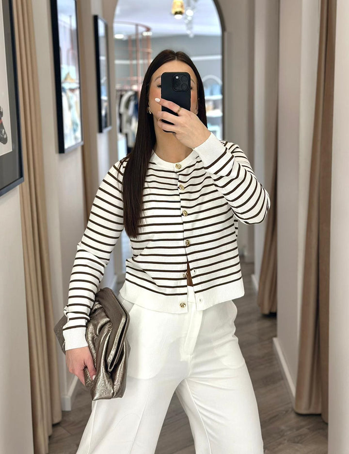 CARDIGAN BRANCO E CASTANHO ÀS RISCAS COM BOTÕES DOURADOS PONTO CHIC