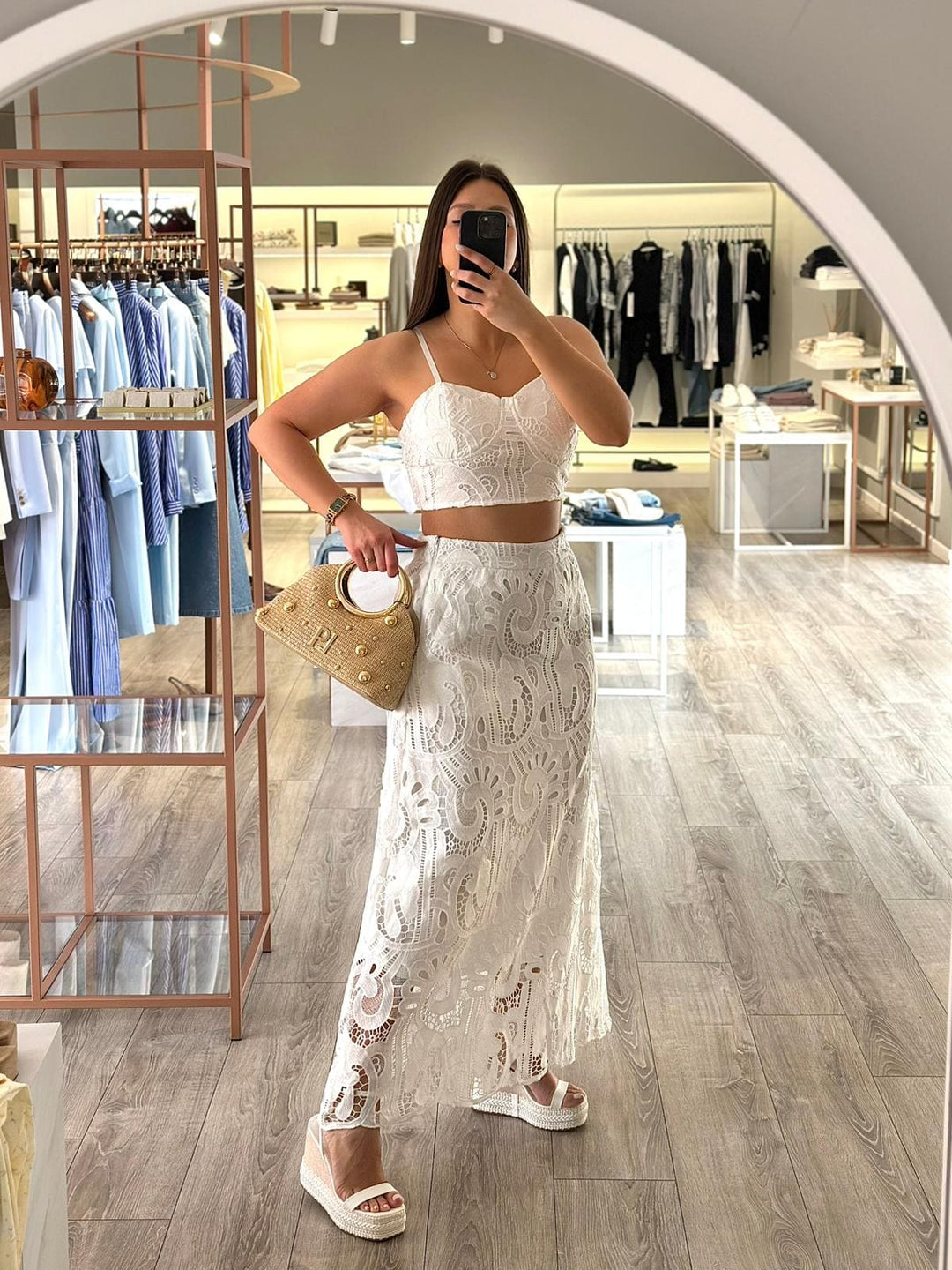 CONJUNTO BRANCO EM RENDA COM TOP E SAIA PONTO CHIC