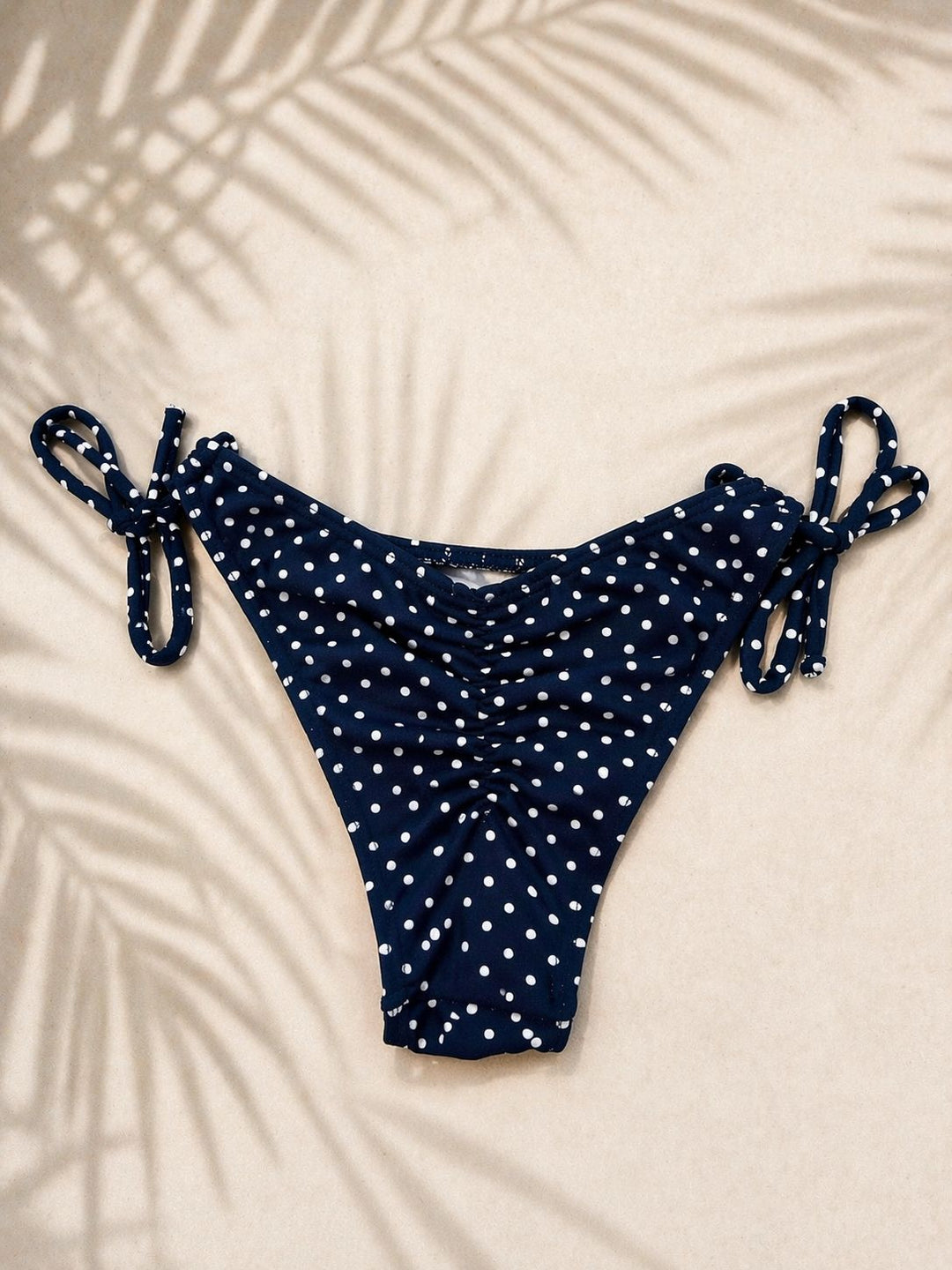 CUECA DE BIQUÍNI AZUL ÀS BOLINHAS COM AJUSTE LATERAL PONTO CHIC