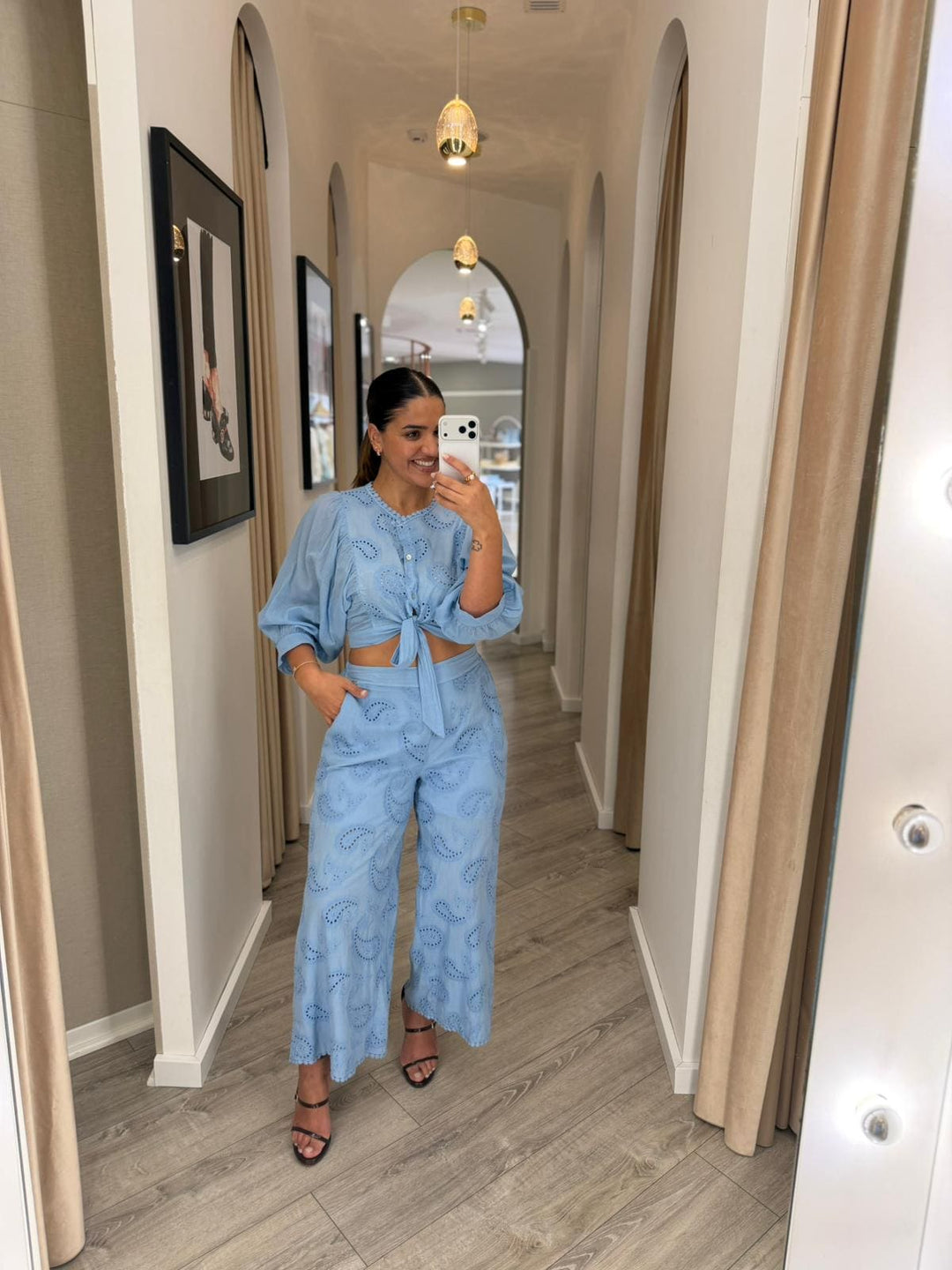 CALÇA CULOTE AZUL COM BORDADO INGLÊS RUGA