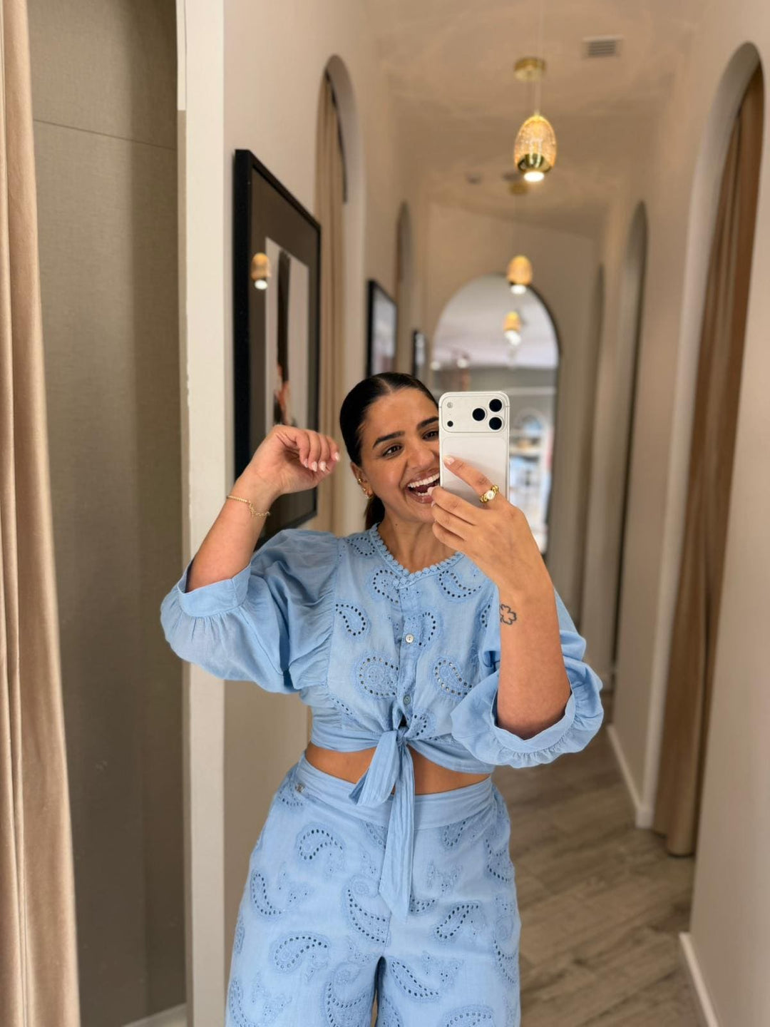 BLUSA AZUL FLUIDA COM BORDADO INGLÊS RUGA