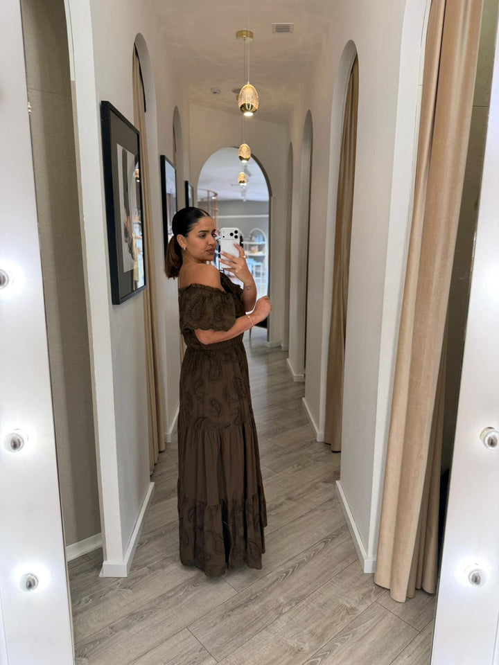 VESTIDO COMPRIDO CASTANHO COM BORDADO INGLÊS RUGA