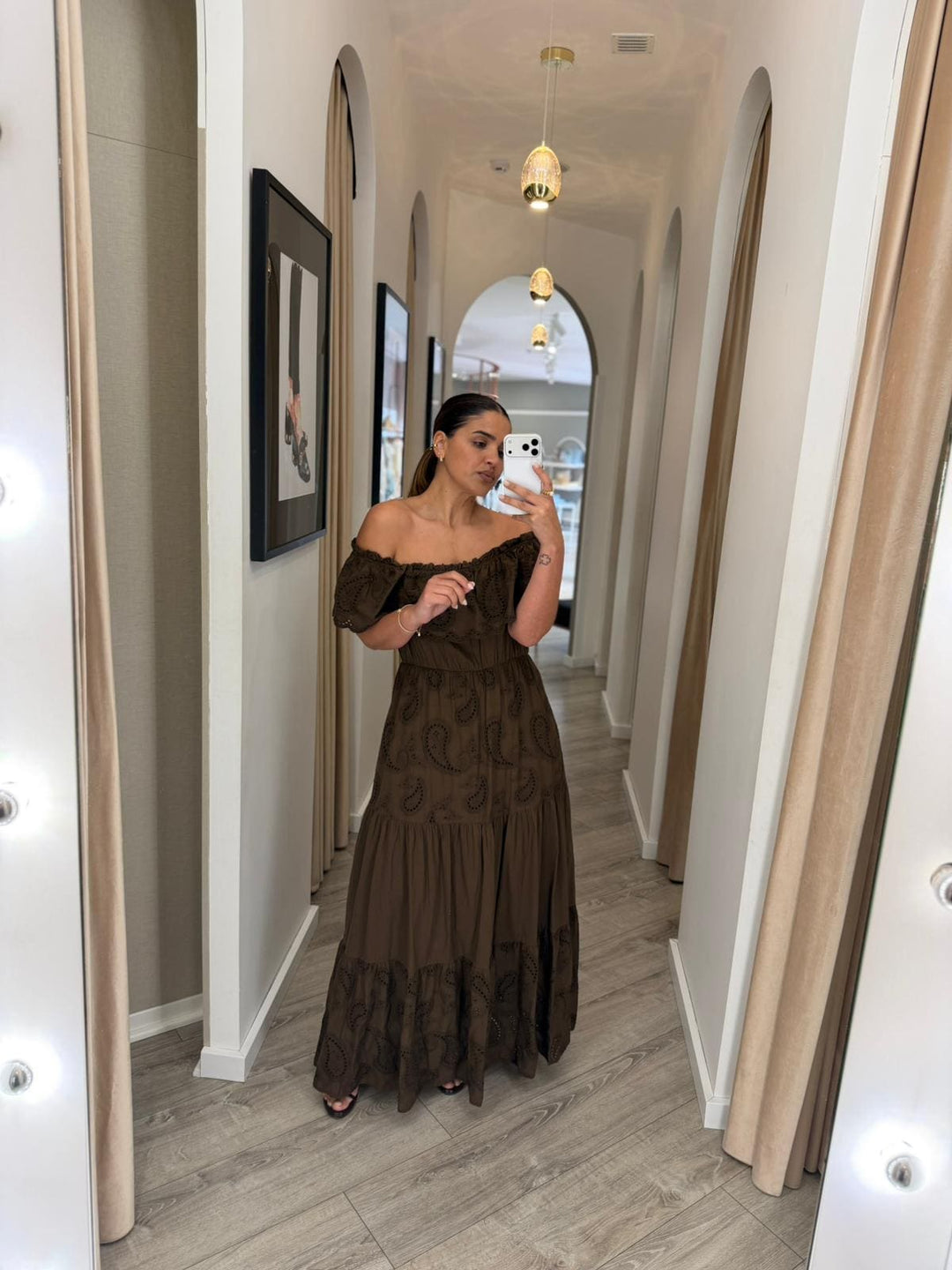 VESTIDO COMPRIDO CASTANHO COM BORDADO INGLÊS RUGA