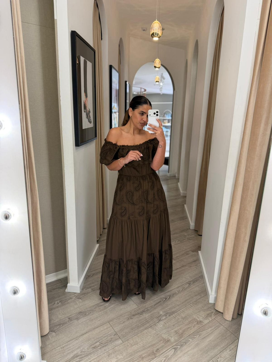 VESTIDO COMPRIDO CASTANHO COM BORDADO INGLÊS RUGA