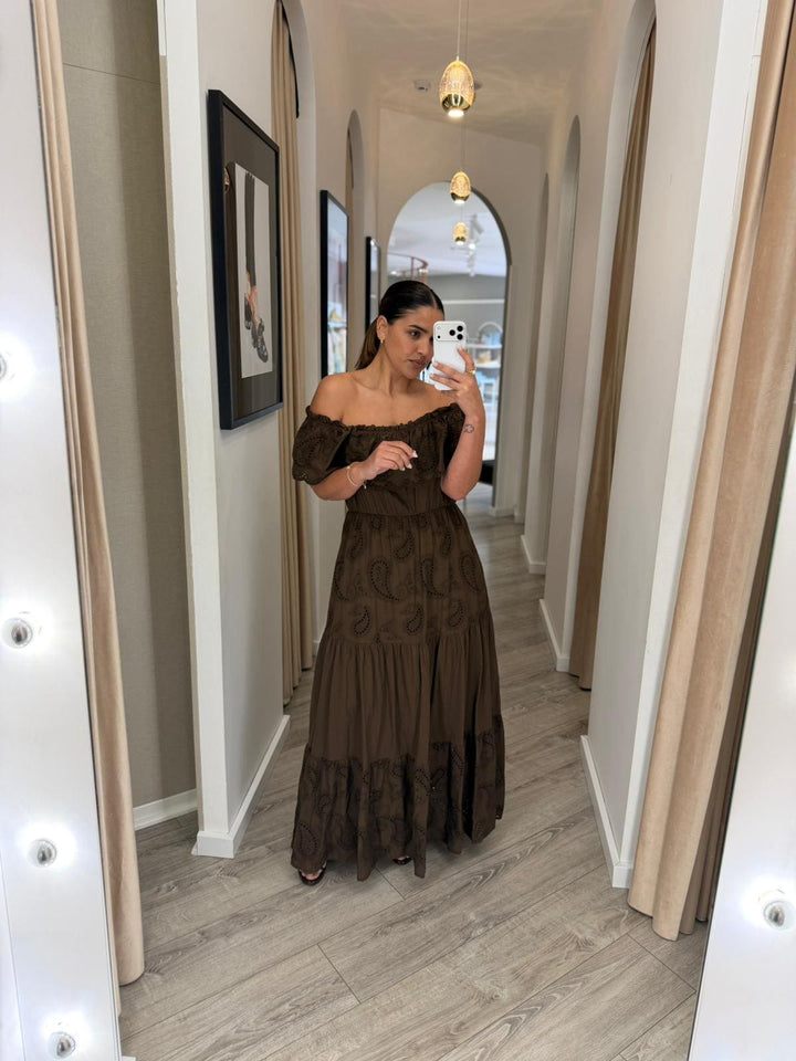 VESTIDO COMPRIDO CASTANHO COM BORDADO INGLÊS RUGA