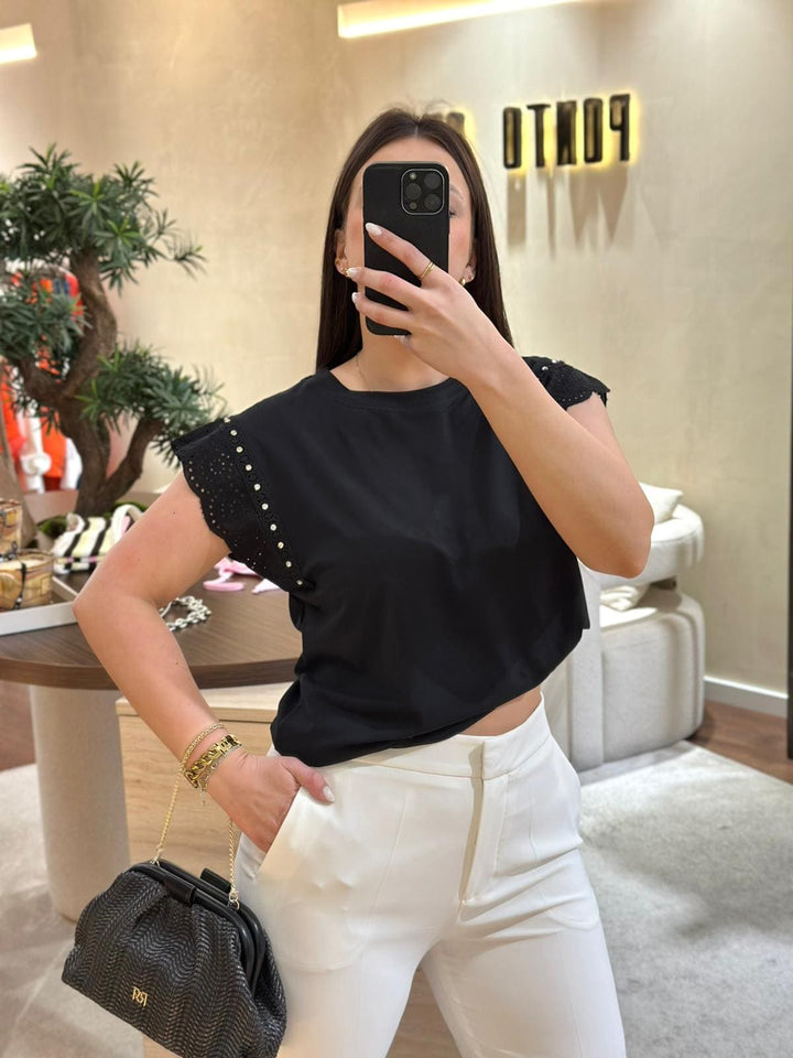 T-SHIRT PRETA COM MANGA EM RENDA E APLICAÇÕES PONTO CHIC