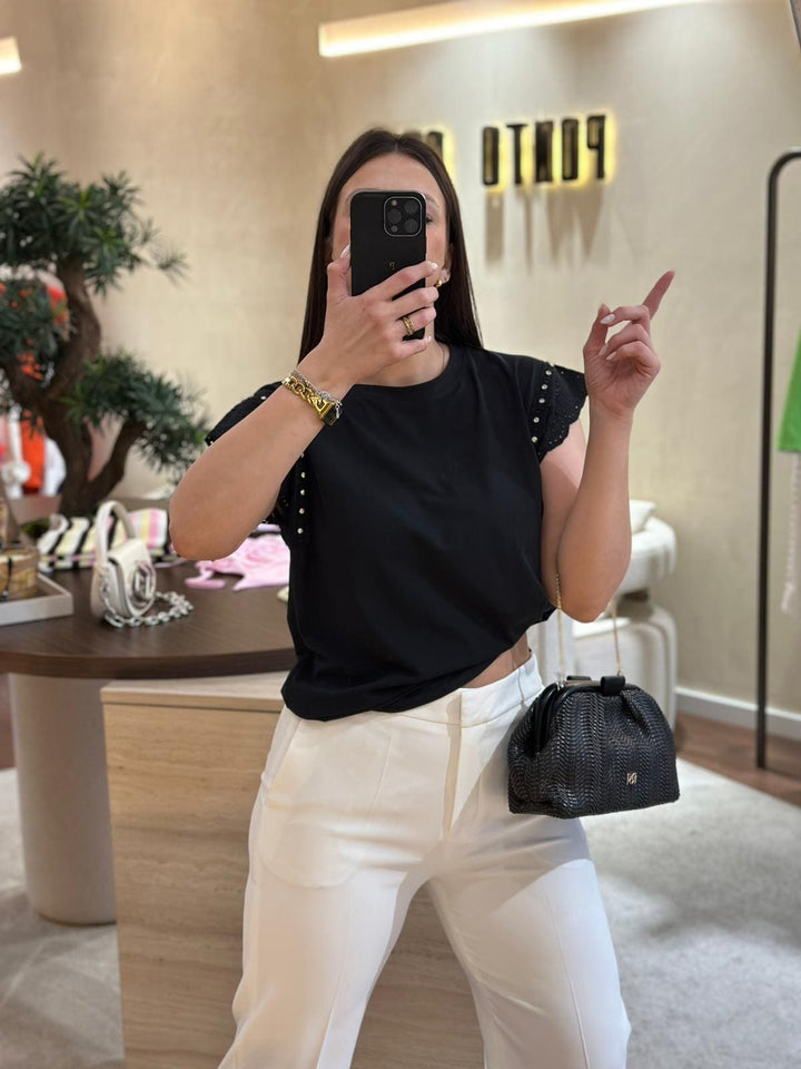 T-SHIRT PRETA COM MANGA EM RENDA E APLICAÇÕES PONTO CHIC