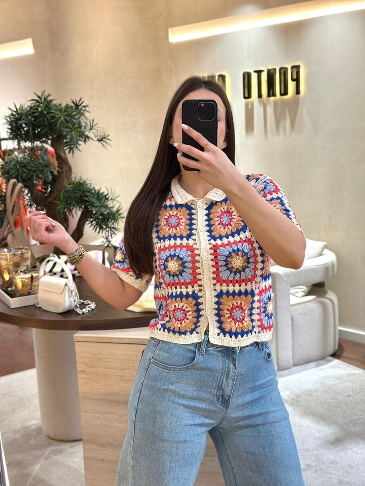 BLUSA CROCHET MULTICOR COM BOTÕES PONTO CHIC