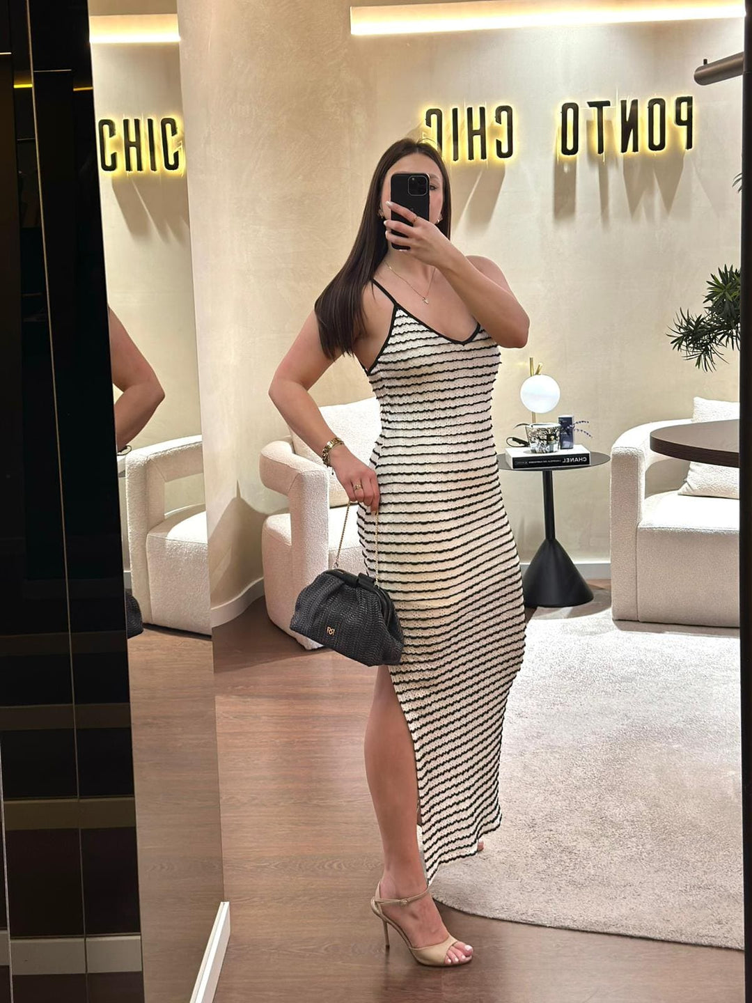 VESTIDO BRANCO E PRETO TEXTURADO COM PADRÃO ÀS RISCA PONTO CHIC